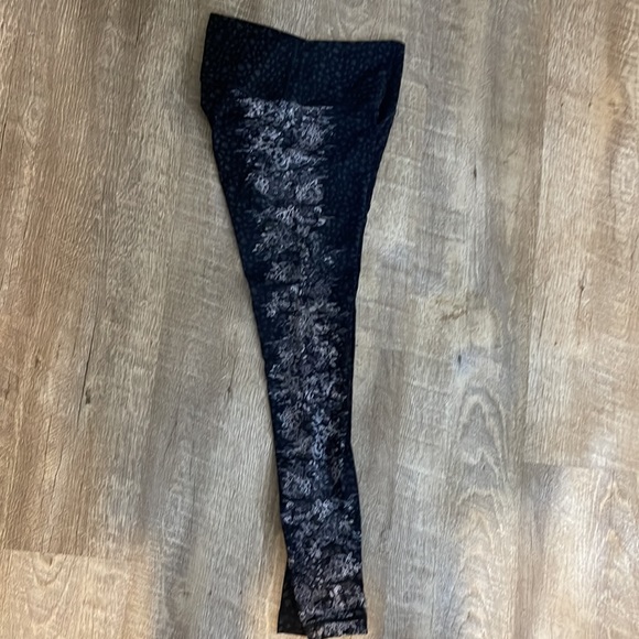 VGUC Lululemon black leggings with white detailing - Picture 2 of 6